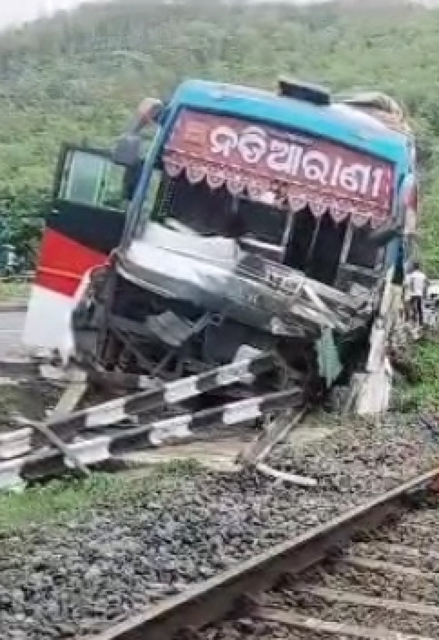 CLOSE SHAVE FOR PASSENGERS AS BUS CRASHES CLOSE TO RAILWAY TRACKS IN SAMBALPUR