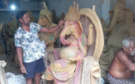 ଆଗକୁ ପାର୍ବଣ ଋତୁ; ମୂର୍ତ୍ତି କାରିଗର ମୂର୍ତ୍ତି ଗଢ଼ା ରେ ବ୍ୟସ୍ତ