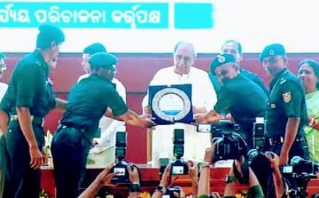 CM NAVEEN PATNAIK PRESENTS SURAJ AWARD, FELICITATES BAHANAGA HEROES