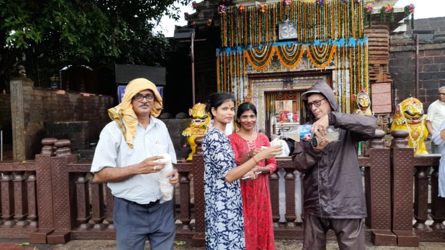 ଶ୍ରୀଜଗନ୍ନାଥ ସଂସ୍କୃତି ପରିଷଦ ପକ୍ଷରୁ ସୋମବାର ଅବସର ରେ ପ୍ରସିଦ୍ଧ ଶୈବ ପୀଠ ପ୍ରଭୁ ଲିଙ୍ଗରାଜ ମନ୍ଦିର ନିକଟ ରେ ଗ୍ଲୁକୋଜ ମିଶା ପାଣି ବିତରଣ