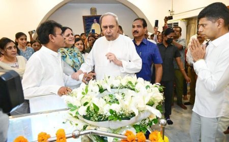 CM NAVEEN PATNAIK PAYS LAST RESPECTS TO SURJYA NARAYAN PATRO