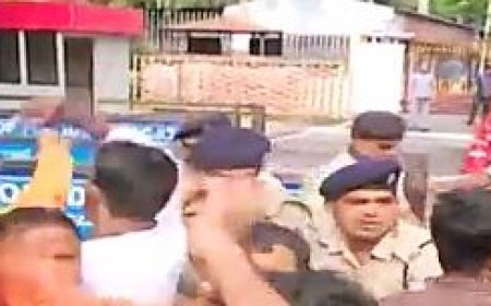 MEMBERS OF MO DAL SCUFFLE WITH POLICE IN FRONT OF ODISHA ASSEMBLY