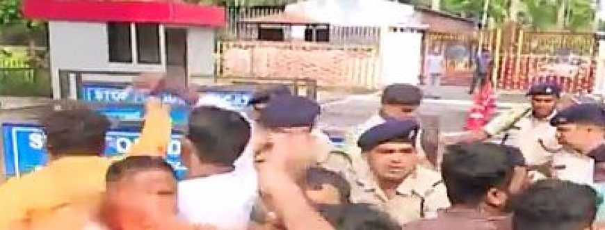MEMBERS OF MO DAL SCUFFLE WITH POLICE IN FRONT OF ODISHA ASSEMBLY