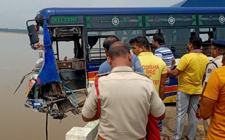 PASSENGER BUS HANGS OVER EDGE OF JATAMUNDIA-SUBARNAPUR BRIDGE