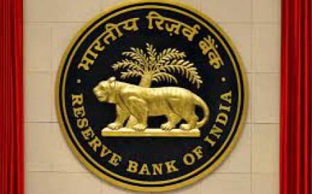 ODISHA EOW TEAM QUESTIONS PEOPLE COMING TO RBI OFFICE IN BHUBANESWAR TO EXCHANGE RS 2000 NOTES