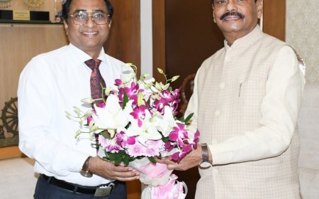 AIIMS BHUBANESWAR EXECUTIVE DIRECTOR DR.ASHUTOSH BISWAS CALLS ON GOVERNOR RAGHUBAR DAS
