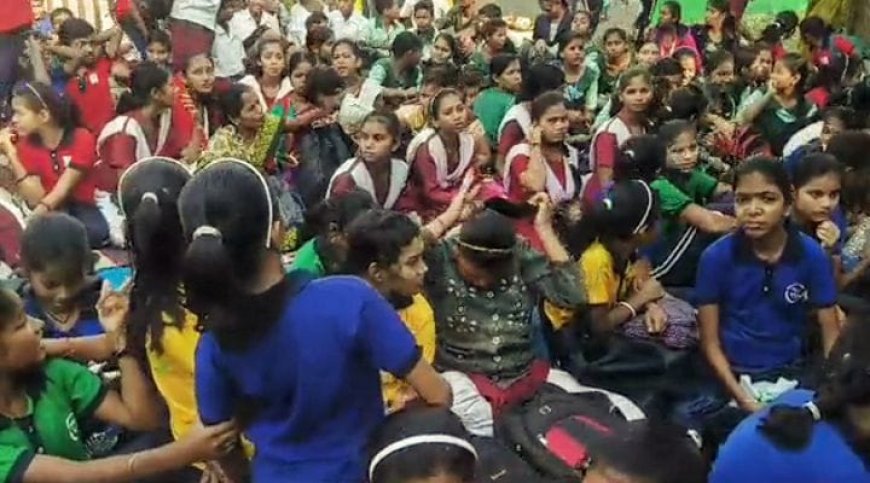 ପାତ୍ରପଡ଼ାରେ ମୋ ବସ୍ ବନ୍ଦ କଲେ ସ୍ଥାନୀୟ ଲୋକେ