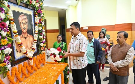 ରାଜ୍ୟ ସ୍ତରୀୟ ବୀରତା ଦିବସ ପାଳନ ଉପଲକ୍ଷେ ଶହୀଦଙ୍କ ଫଟୋଚିତ୍ରରେ ରେ ମାଲ୍ୟାର୍ପଣ