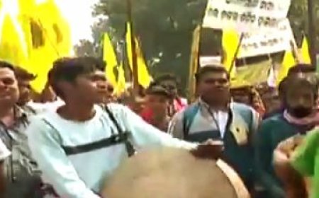 ଭୁବନେଶ୍ବରରେ ଅଭିନବ ପ୍ରତିବାଦ କଲେ ଆଦିବାସୀ