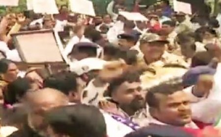 PANCHAYAT SAMITI MEMBERS SCUFFLE WITH POLICE IN BHUBANESWAR