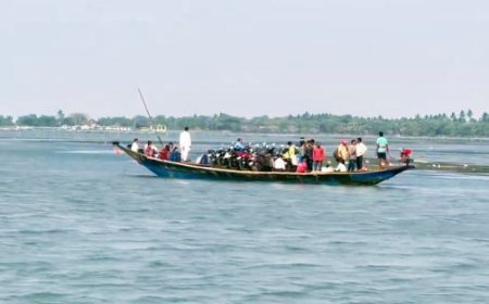 ମଝି ଚିଲିକାରେ ଫସିଲା ଯାତ୍ରୀବାହୀ ଡଙ୍ଗା