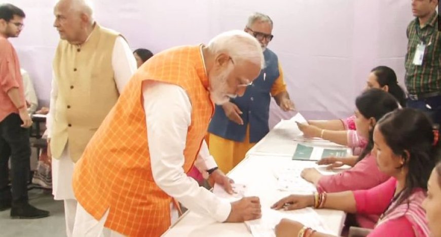 PM MODI CASTS VOTE