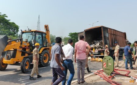 TRANSPORT LUGGAGE CARRIER TRUCK CATCHES FIRE IN BHUBANESWAR