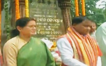 ODISHA CM-DESIGNATE MOHAN MAJHI PAYS FLORAL TRIBUTES TO GREAT HEROES