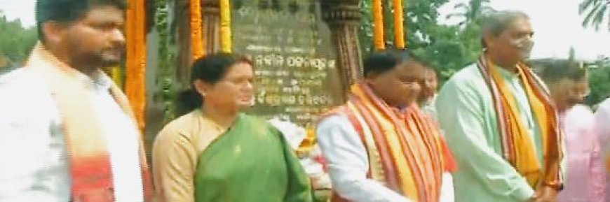 ODISHA CM-DESIGNATE MOHAN MAJHI PAYS FLORAL TRIBUTES TO GREAT HEROES