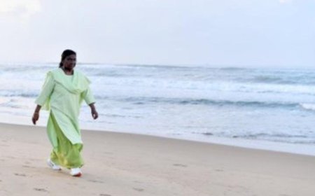 PRESIDENT DROUPADI MURMU TAKES STROLL ON PURI BEACH