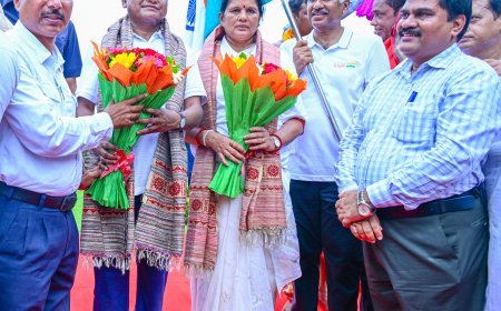 'ଘରେ ଘରେ ତ୍ରିରଙ୍ଗା ଅଭିଯାନ': ଲିଙ୍ଗରାଜ ମନ୍ଦିର ଠାରୁ ମୁକ୍ତେଶ୍ୱର ମନ୍ଦିର ପର୍ଯ୍ୟନ୍ତ ପଦଯାତ୍ରାରେ ସାମିଲ ହେଲେ ମୁଖ୍ୟମନ୍ତ୍ରୀ