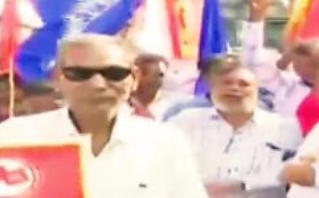 Bharat Bandh: Protestors stage rail roko agitation at Bhubaneswar railway station