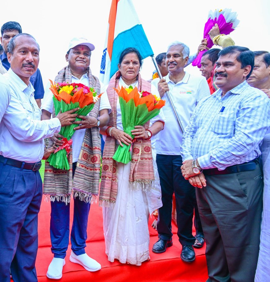 'ଘରେ ଘରେ ତ୍ରିରଙ୍ଗା ଅଭିଯାନ': ଲିଙ୍ଗରାଜ ମନ୍ଦିର ଠାରୁ ମୁକ୍ତେଶ୍ୱର ମନ୍ଦିର ପର୍ଯ୍ୟନ୍ତ ପଦଯାତ୍ରାରେ ସାମିଲ ହେଲେ ମୁଖ୍ୟମନ୍ତ୍ରୀ