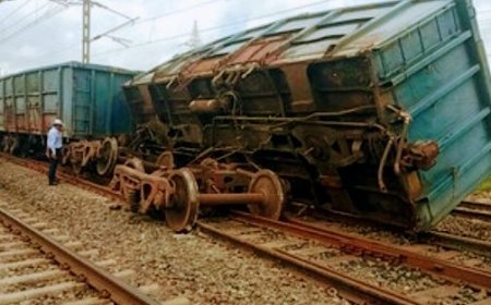 Two wagons of goods train derails in Paradip