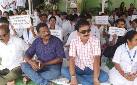 BJD Leaders Engage with Striking Nurses at Sundargarh District Headquarters Hospital