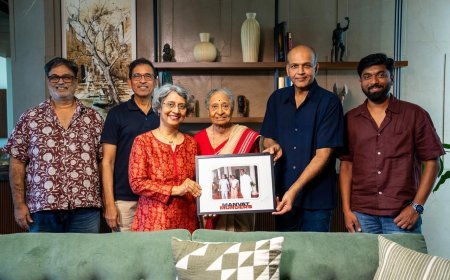 Ahead of the 'Manvat Murders' release, Ashutosh Gowariker met DSP Ramakant Kulkarni's family and honoured the officer for his bravery