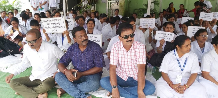 BJD Leaders Engage with Striking Nurses at Sundargarh District Headquarters Hospital