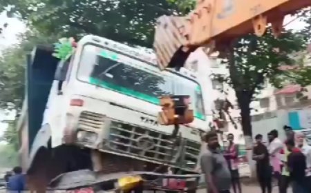 Truck rams into stationary car in Bhubaneswar