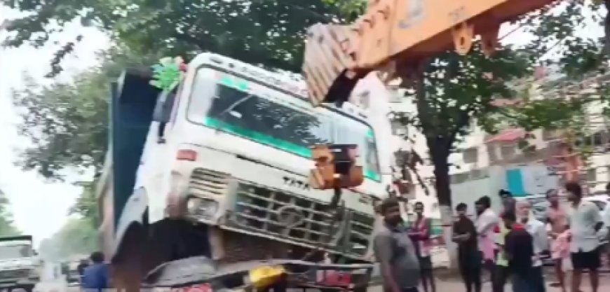 Truck rams into stationary car in Bhubaneswar