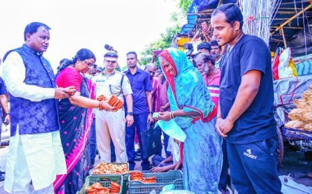 ଦୀପାବଳିରେ ଏକ ନମ୍ବର ହାଟ ଫୁଟପାଥରୁ ଦୀପ, ସଳିତା, ତେଲ ଓ ଅନ୍ୟାନ୍ୟ ପୂଜା ସାମଗ୍ରୀ କିଣିଲେ ମୁଖ୍ୟମନ୍ତ୍ରୀ