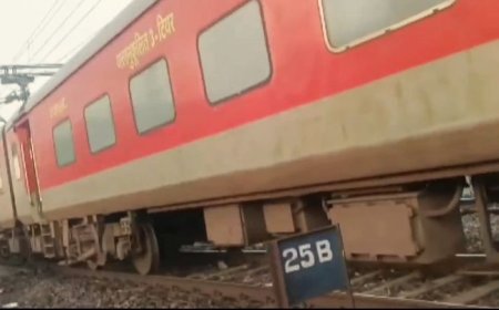 Passenger train derails; over 15 injured in West Bengal