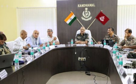 ଫୁଲବାଣୀସ୍ଥିତ ଜିଲ୍ଲା ପୋଲିସ କାର୍ଯ୍ୟାଳୟଠାରେ ରାଜ୍ୟ ଆରକ୍ଷୀ ମହାନିର୍ଦ୍ଦେଶକଙ୍କ ଅଧ୍ୟକ୍ଷତାରେ ଗୁରୁତ୍ୱପୂର୍ଣ୍ଣ ବୈଠକ ଅନୁଷ୍ଠିତ