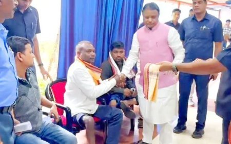 ନିଜ ବାସଭବନରେ ଦିବ୍ୟାଙ୍ଗ ମାନଙ୍କୁ ସମ୍ବର୍ଦ୍ଧିତ କଲେ ମୁଖ୍ୟମନ୍ତ୍ରୀ