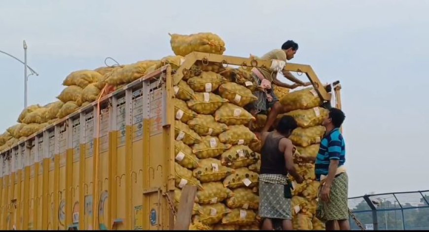 Six more truckloads of potatoes arrive in Cuttack's Chhatra Bazaar