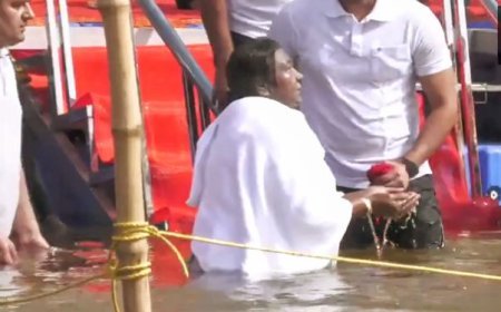 President Droupadi Murmu takes holy dip in Triveni Sangam