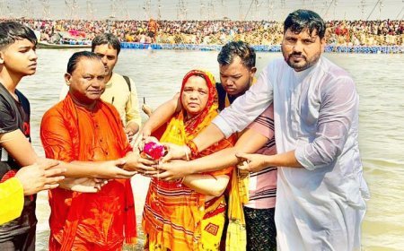 Odisha CM takes holy dip at Triveni Sangam, performs puja