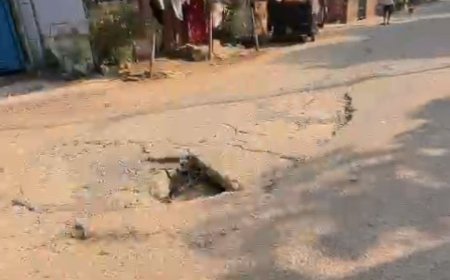 ରାସ୍ତା ମଝିରେ ଗର୍ତ୍ତ; ଲୋକେ ହନ୍ତସନ୍ତ