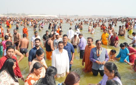 Odisha Governor takes holy dip at Triveni Sangam