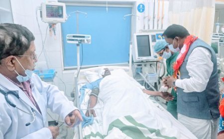 ଶ୍ରୀଲିଙ୍ଗରାଜଙ୍କ ଦୀପ ଉଠିବାବେଳେ ଆହତ ହୋଇଥିବା ସେବାୟତଙ୍କୁ ଭେଟିଲେ ମୁଖ୍ୟମନ୍ତ୍ରୀ