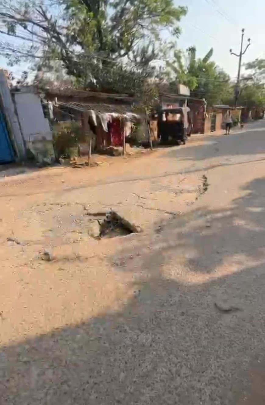 ରାସ୍ତା ମଝିରେ ଗର୍ତ୍ତ; ଲୋକେ ହନ୍ତସନ୍ତ