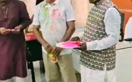 ବରିଷ୍ଠ ପୋଲିସ୍ ଅଧିକାରୀଙ୍କ ସହ ହୋଲି ପାଳିଲେ ଓଡ଼ିଶା ମୁଖ୍ୟମନ୍ତ୍ରୀ