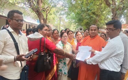 ଗର୍ଜିଲେ ଅଙ୍ଗନବାଡି କର୍ମୀ, ସହରରେ ପ୍ରତିବାଦ ଶୋଭାଯାତ୍ରା ପରେ ଜିଲ୍ଲାପାଳଙ୍କ କାର୍ଯ୍ୟାଳୟ ସମ୍ମୁଖରେ ବିକ୍ଷୋଭ ପ୍ରଦର୍ଶନ