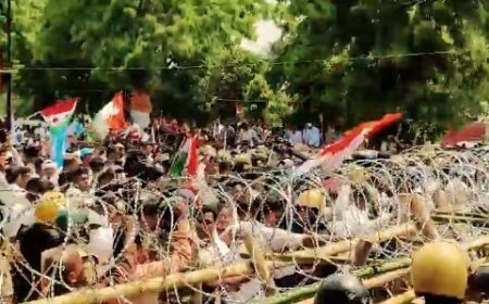 Clash breaks out between police and Congress workers in Bhubaneswar