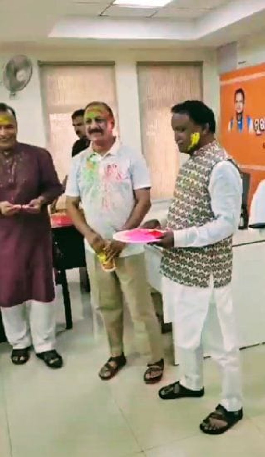 ବରିଷ୍ଠ ପୋଲିସ୍ ଅଧିକାରୀଙ୍କ ସହ ହୋଲି ପାଳିଲେ ଓଡ଼ିଶା ମୁଖ୍ୟମନ୍ତ୍ରୀ