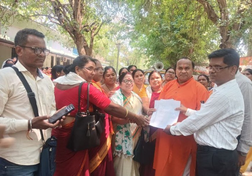 ଗର୍ଜିଲେ ଅଙ୍ଗନବାଡି କର୍ମୀ, ସହରରେ ପ୍ରତିବାଦ ଶୋଭାଯାତ୍ରା ପରେ ଜିଲ୍ଲାପାଳଙ୍କ କାର୍ଯ୍ୟାଳୟ ସମ୍ମୁଖରେ ବିକ୍ଷୋଭ ପ୍ରଦର୍ଶନ