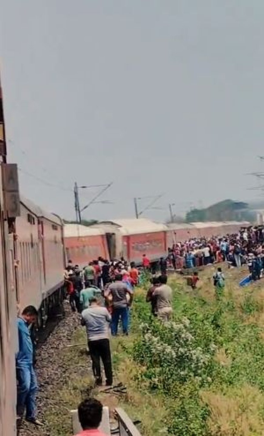 Kamakhya Express derails