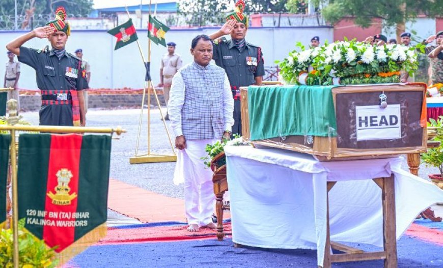 ଭୁବନେଶ୍ୱର ବିମାନ ବନ୍ଦରରେ ସହିଦ ରାଜକିଶୋର ମୁଣ୍ଡାଙ୍କ ପ୍ରତି ଶ୍ରଦ୍ଧାଞ୍ଜଳି ଅର୍ପଣ କଲେ ମୂଖ୍ୟମନ୍ତ୍ରୀ