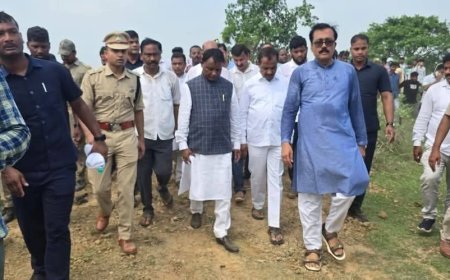 The Village Cremation Ground Turns into a Sea of People: Final Rites Held at His Native Place