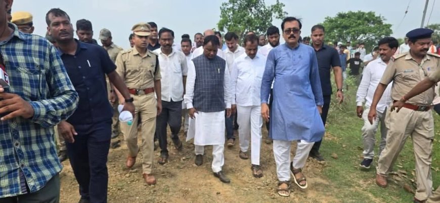 The Village Cremation Ground Turns into a Sea of People: Final Rites Held at His Native Place