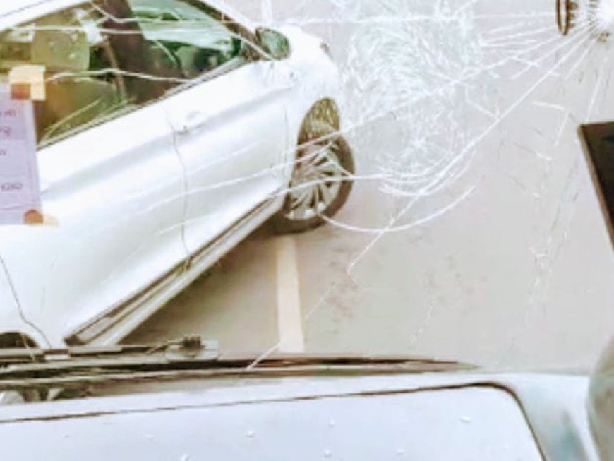 Traffic snarls in Bhubaneswar as car driver smashes “Ama Bus” window glass